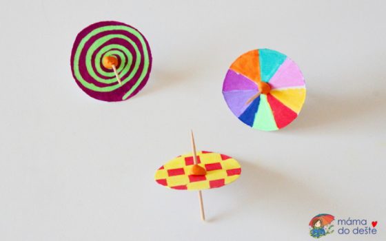 Káča z barevného papíru a špejle