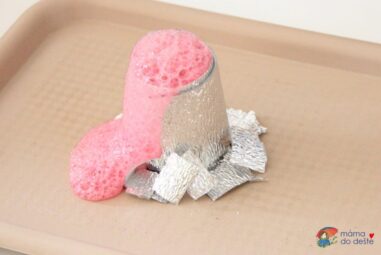 Pokus s pěnovou sopkou