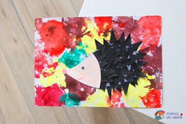 Roztomilý ježek z barevného papíru zachumlaný v listech – podzimní tvoření pro děti