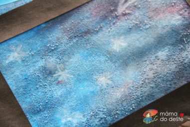 Noční obloha z temperové barvy, vodovek a soli