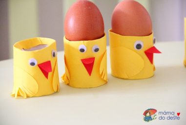Kuřátko z ruličky od toaletního papíru jako stojánek na vajíčka