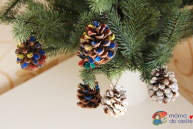 Barevné a zasněžené šišky jako ozdoby na vánoční stromeček